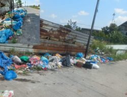 Sampah Sudah Mulai Berserak Memakan Badan Jalan, Diduga Dinas Terkait Tutup Mata