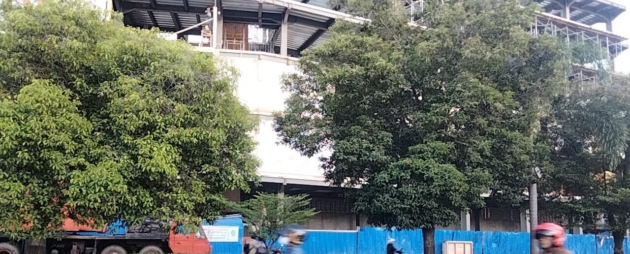 Bangunan Gedung Dekat Hotel Vanilla Lubuk Baja yang Berada di Atas Saluran Air Diduga Merusak Tata Ruang Kota, Diminta Dinas Terkait Segera Cek