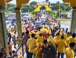 Ribuan Masyarakat Antar Pasangan Ferdiansyah, S.E dan Ki Suparto Wiguno Mendaftar ke KPU