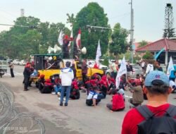 Ratusan Buruh Gelar Aksi Damai di Depan Pemko Batam