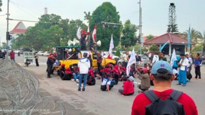 Ratusan Buruh Gelar Aksi Damai di Depan Pemko Batam