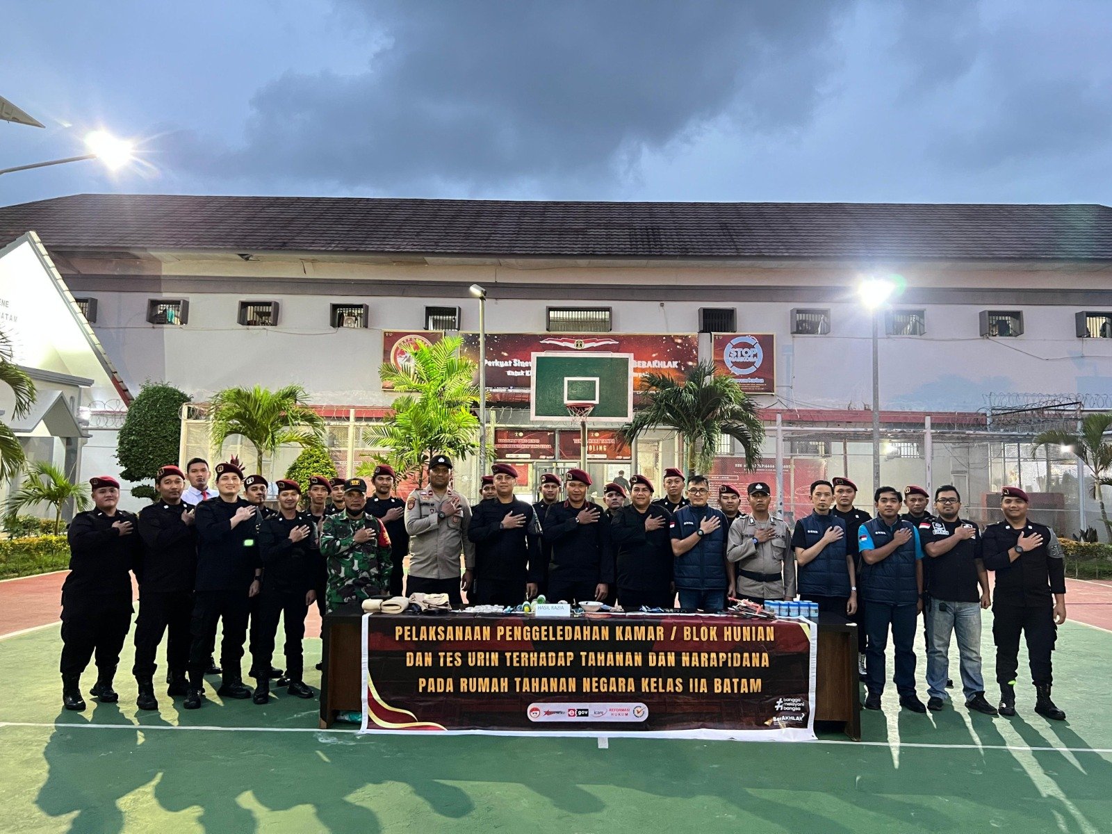 Tingkatkan Kewaspadaan Saat Libur Panjang, Rutan Batam Gelar Razia Gabungan dan Tes Urin kepada Warga Binaan
