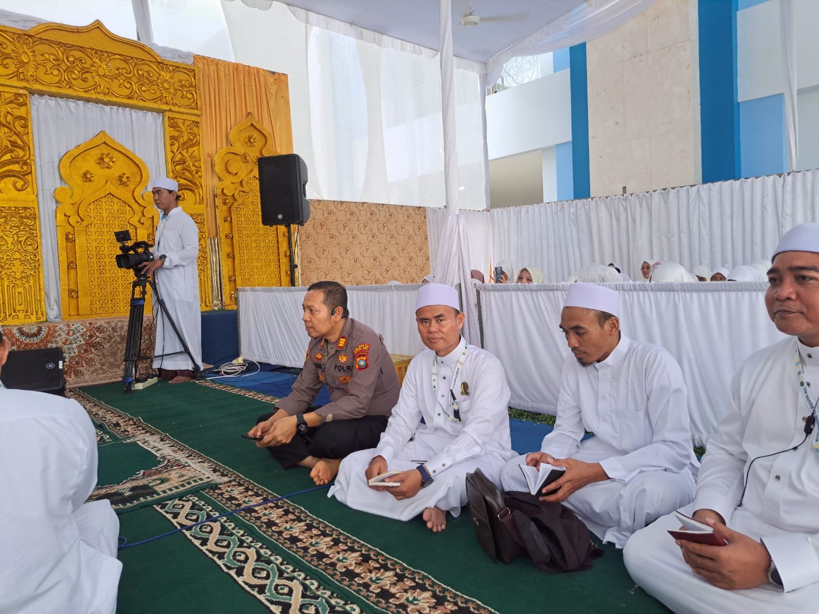 Polresta Barelang Melakukan Pengamanan Haul Akbar Ke-XV Jamaah Al Khidmah Kota Batam di Masjid Sultan Mahmud Riayat Syah Batu Aji - Kota Batam .