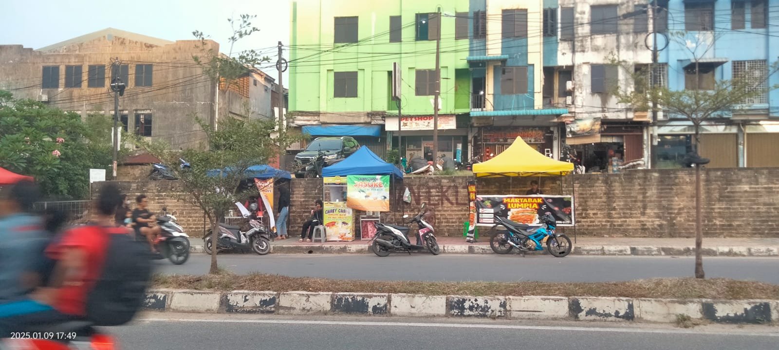 Jalan Trotoar di Depan SMPN 6 Sungai Panas Dinilai Menutupi Pejalan Kaki