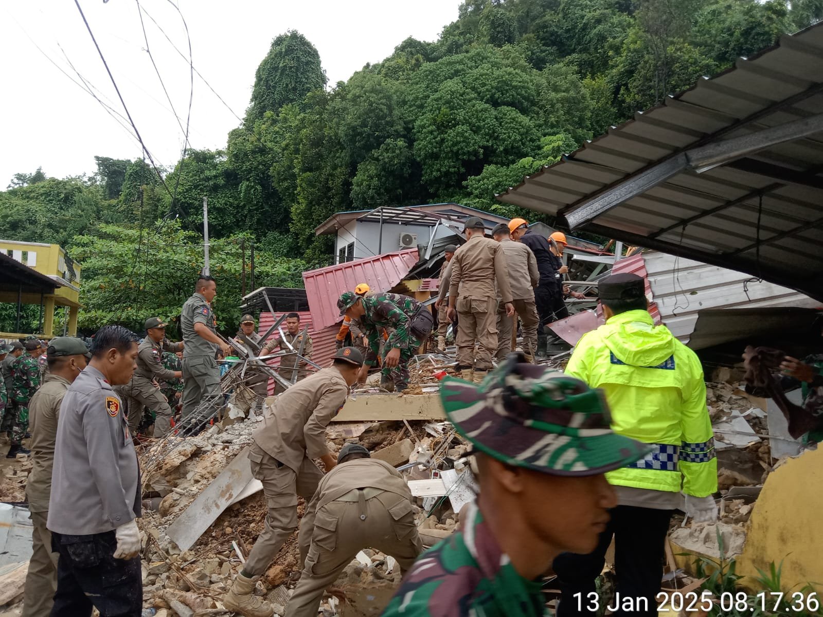 Polresta Barelang dan Polsek Sekupang Tanggap Cepat Tangani Longsor di Tiban Koperasi