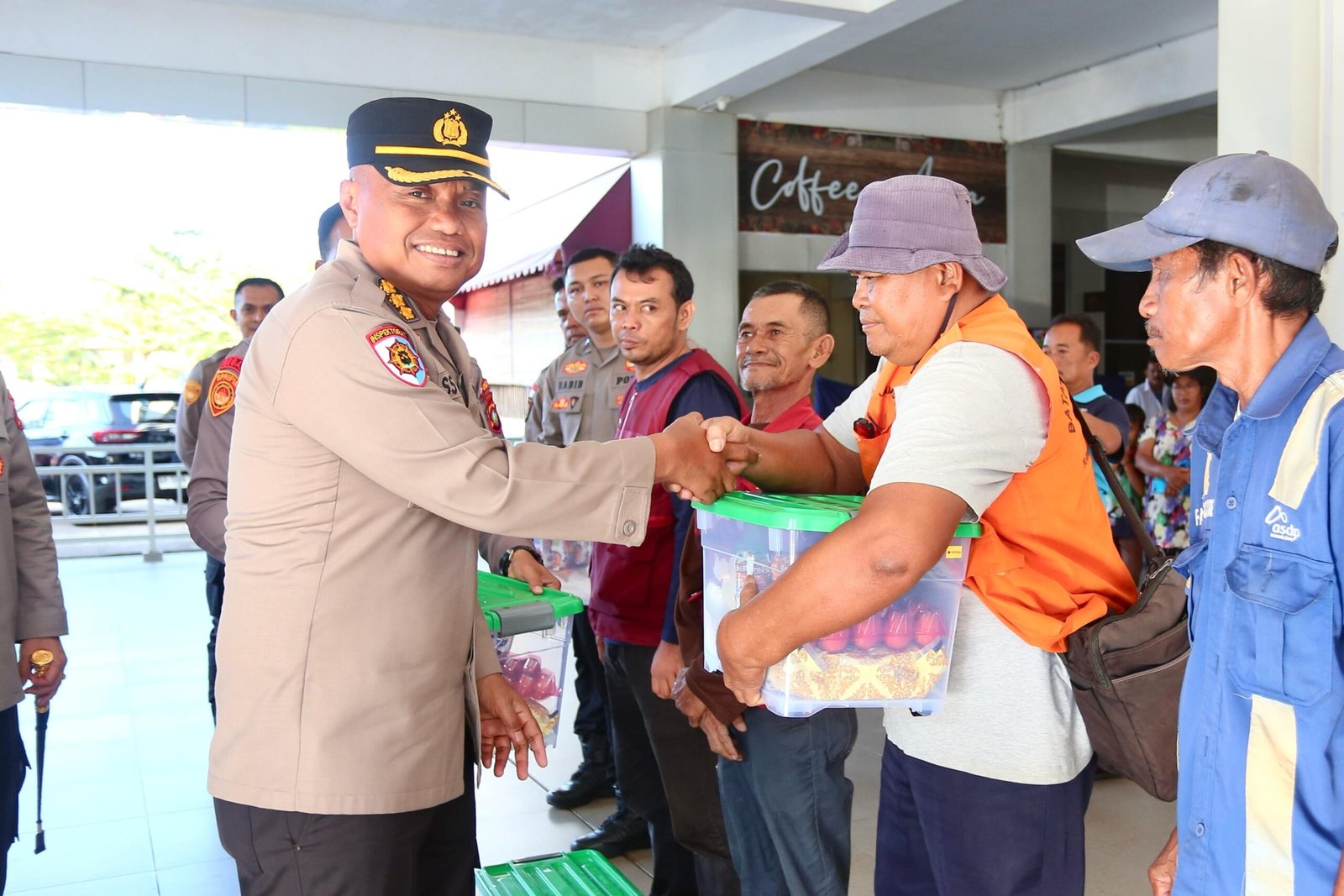 Hut Ke-20 Polda Kepri: Irjen Pol. Asep Safrudin Kapolda Kepri Bagikan Baksos Kepada Porter Pelabuhan Dan Anak Panti Asuhan Serta Gelar Tasyakuran