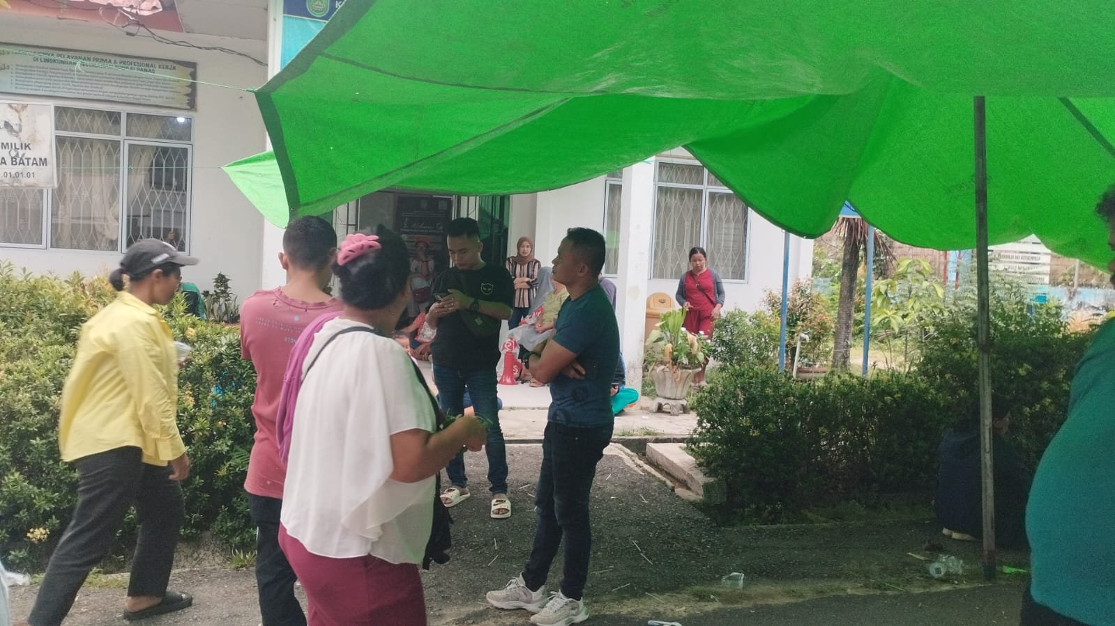 Ratusan Warga Baloi Kolam Datangi Kantor Lurah