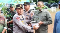 Tanam Bibit Pohon Di Meranti, Kapolda Riau : Untuk Masa Depan Peradaban Anak Cucu Kita