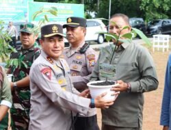 Tanam Bibit Pohon Di Meranti, Kapolda Riau : Untuk Masa Depan Peradaban Anak Cucu Kita