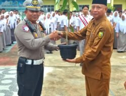 Jadi Pembina Upacara, Kasatlantas Polres Meranti Ajak Pelajar Tertib Berlalulintas & Serahkan Bibit Pohon