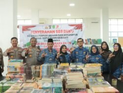 Dispersip Terima Buku Literasi Dari Polres Meranti Dalam Rangka Hari Bhayangkara Ke 79