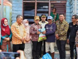 Tinjau Rumah Roboh, Bupati Asmar Perintahkan Perkim Bangun Ulang