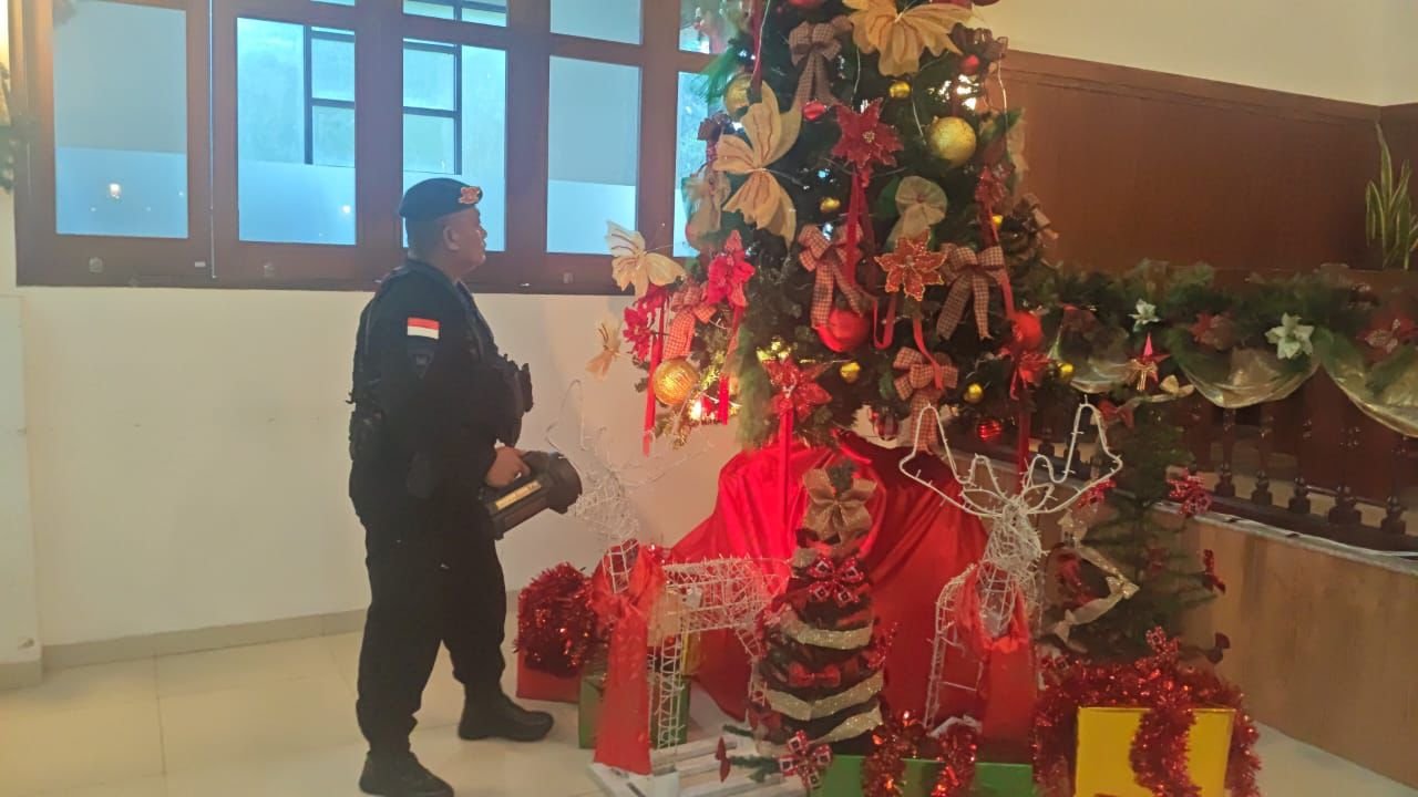 Polresta Barelang Bersinergi dengan Polsek Jajaran dan Tim Jibom Sat Brimob Polda Kepri Laksanakan Sterilisasi Gereja Jelang Natal 2025