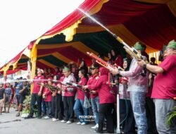 Festival Perang Air Dimulai, Dibuka Bupati Asmar Dilepas Oleh Kapolda Riau