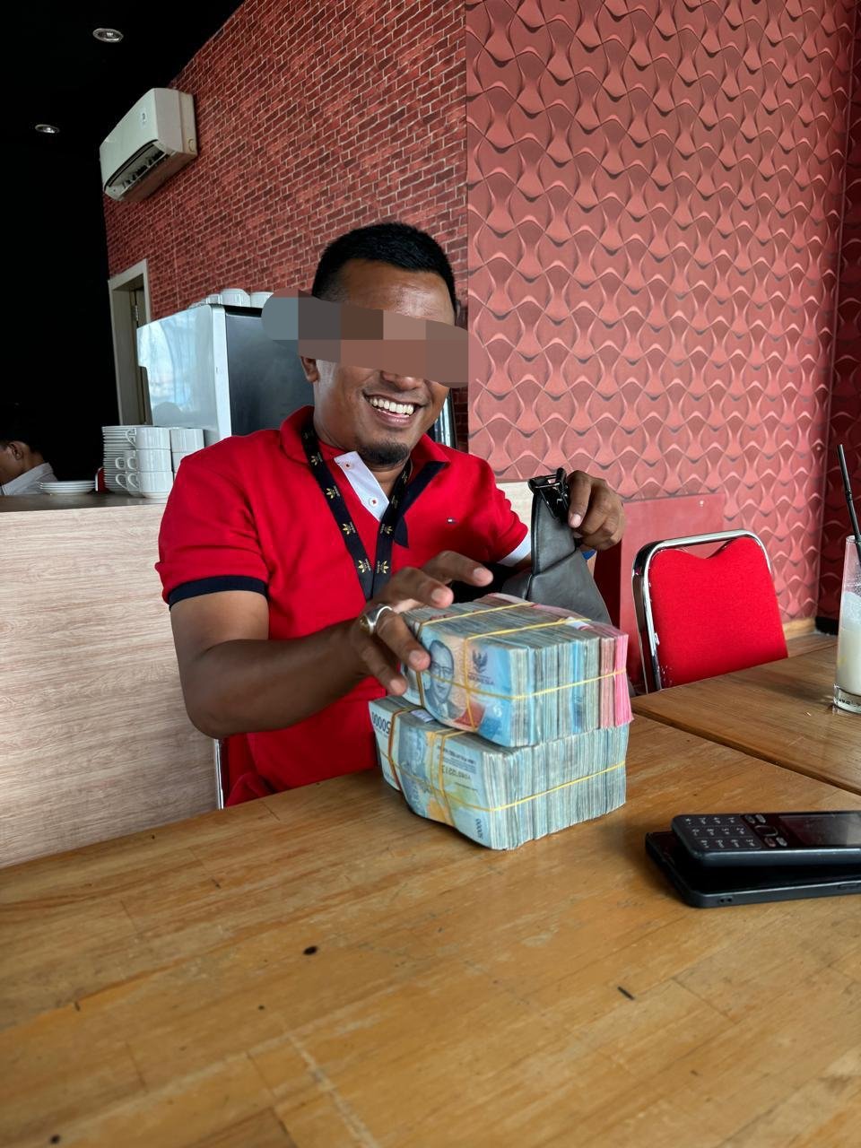 Dokumentasi penyerahan uang berjumlah Rp. 250 Juta di holtw Indobaru Selatpanjang kabupaten kepulauan Meranti. 