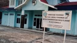 WARGA SESALKAN SIKAP OKNUM PEGAWAI KSOP SAAT KEGIATAN GOTONG ROYONG CFD DI AIR PUTIH