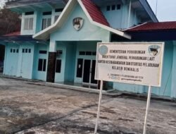 WARGA SESALKAN SIKAP OKNUM PEGAWAI KSOP SAAT KEGIATAN GOTONG ROYONG CFD DI AIR PUTIH