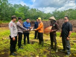 DUKUNG KETAHANAN PANGAN, KAPOLSEK BENGKALIS GANDENG PEMDES KELEBUK DORONG BUDIDAYA JAGUNG PIPIL