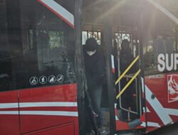 Suroboyo Bus Ringsek Disenggol Truk di Waringin