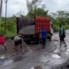 Gempa Kaltara Terasa Hingga Pulang Pisau, Warga Batara Viral Tambal Jalan