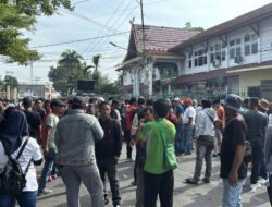 Plt Gubri Jadi Saksi, Ratusan Massa Padati PN Pekanbaru